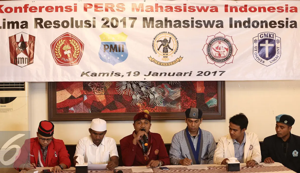 Para mahasiswa Indonesia yang tergabung di dalam organisasi PMII, GMNI, GMKI, PMKRI, HIKMAHBUDHI, dan KMHDI menyampaikan lima resolusi 2017 di Jakarta, Kamis (19/1). (Liputan6.com/Faizal Fanani)