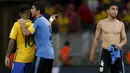 Penyerang Brasil, Neymar (kiri) saat berseteru dengan gelandang Uruguay, Fucile (kanan) saat pertandingan kualifikasi Piala Dunia di stadion Arena Pernambuco, Brasil, (25/3). (REUTERS / Paulo Whitaker)
