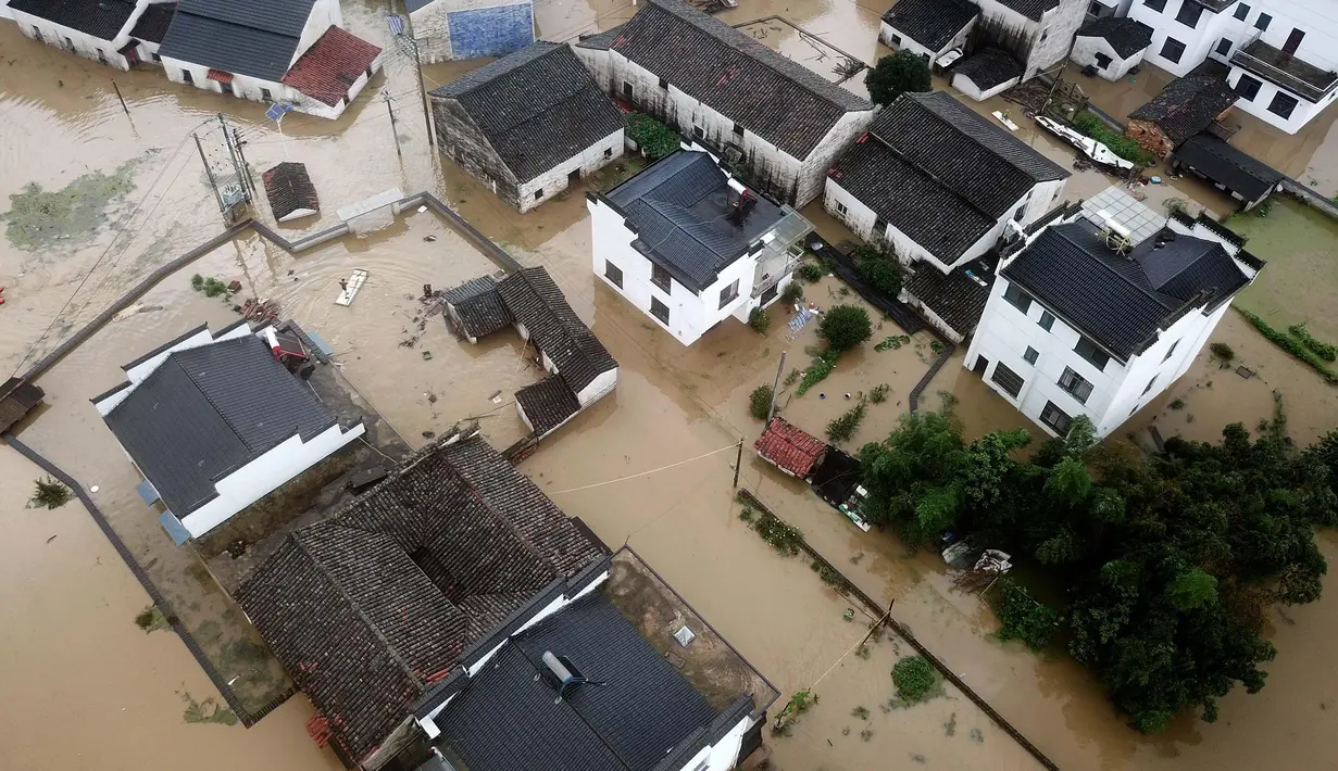 Foto udara memperlihatkan kondisi banjir yang merendam Desa Baiguoshu di Sankou, Kota Huangshan, Provinsi Anhui, China, Senin (6/7/2020). Pada 5 Juli 2020, Badan Meteorologi Provinsi Anhui menaikkan peringatan hujan badai dari level ketiga ke level kedua. (Xinhua/Shi Yalei)