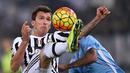 Pemain Juventus, Mario Mandzukic (kiri)  berebut bola dengan pemain Lazio, Ricardo Kishna pada lanjutan Liga Italia Serie A di Stadion Olimpico, Sabtu (5/12/2015) dini hari WIB.  (AFP Photo/Alberto Pizzoli)