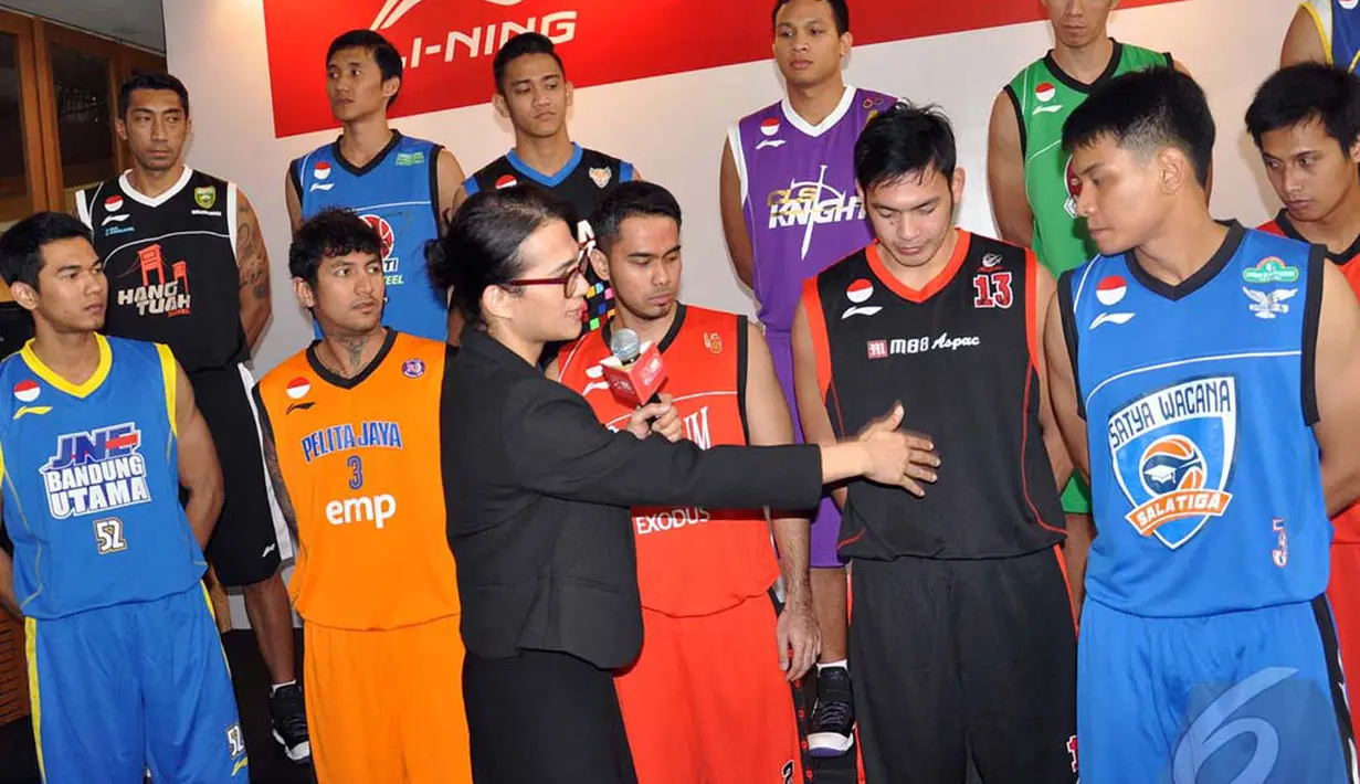 Oscar mengaku lebih banyak bermain grafis, warna, tekstur dan potongan pada desain jersey ciptaannya, Jakarta, Senin (15/9/2014) (Liputan6.com/Miftahul Hayat)