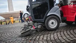 Truk penyapu jalan membersihkan sisa sampah usai perayaan Tahun Baru 2019 di Monas, Jakarta, Selasa (1/1). Pengelola Monas mencatat ada sekitar 36.200 orang yang hadir saat perayaan Tahun Baru 2019. (Liputan6.com/Faizal Fanani)