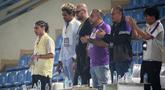 Mantan kiper Timnas Italia, Walter Zenga (kiri ketiga) dan mantan bek Timnas Portugal, Abel Xavier (kiri kedua) menyaksikan laga lanjutan BRI Liga 1 2022/2023 antara Persita Tangerang melawan Persija Jakarta di Stadion Indomilk Arena, Tangerang, Selasa (28/03/2023). (Bola.com/Bagaskara Lazuardi)