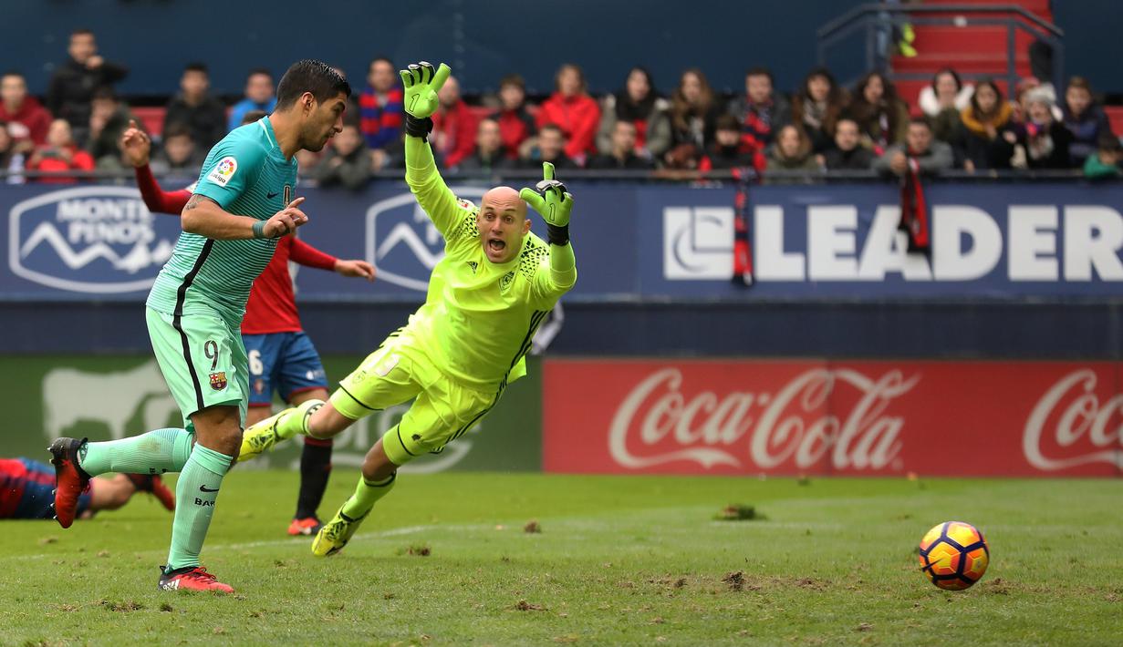 Pada menit ke-59. Umpan Jordi Alba dimaksimalkan Luis Suarez menjadi gol pertama Barcelona ke gawang Osasuna. (AFP/Cesar Manso)