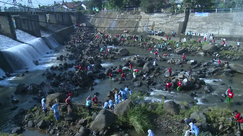 Lomba Mulung Sampah, Ribuan Warga Bogor Bersihkan Ciliwung 