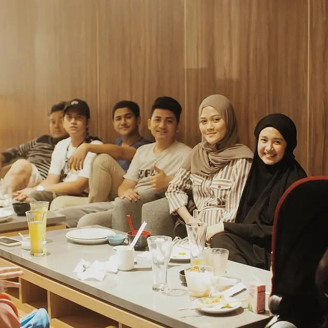 Tetap Berhubungan Baik, Ini 6 Potret Kebersamaan Henny Rahman dan Syakir Daulay