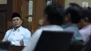 Bupati Lampung Tengah nonaktif, Mustafa (kiri) menyimak keterangan saksi pada sidang lanjutan di Pengadilan Tipikor, Jakarta, Kamis (17/5). Sidang mendengar keterangan saksi. (Liputan6.com/Helmi Fithriansyah)