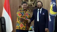 Ketua Umum Partai Golkar, Airlangga Hartarto berjabat tangan dengan Ketua Umum Partai NasDem, Surya Paloh saat melakukan kunjungan ke kantor DPP Golkar, Jakarta, Rabu (1/2/2023). Surya Paloh menyambangi DPP Partai Golkar didampingi Sekjen Partai NasDem sekaligus Menkominfo Johnny G Plate hingga Rachmat Gobel. (Liputan6.com/Johan Tallo)