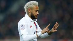 Striker Paris Saint-Germain, Neymar, melakukan selebrasi dengan menunjukan angka 24 usai membobol gawang Lille pada laga Liga 1 Prancis di Stadion Metropole, Minggu (26/1/2020). Neymar persembahkan dua gol nya untuk legenda NBA Kobe Bryant. (AP/Michel Spingler)