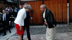 Perdana Menteri Inggris Theresa May (kiri) didampingi Perdana Menteri Jepang Shinzo Abe (tengah) memberi salam kepada Master of Tea Ceremony Sen Sosa di Kyoto, Jepang (30/8). (Kim Kyung-hoon/Pool Photo via AP)