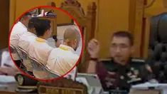 Pengadilan Militer Jakarta melakukan sidang perkana pembunuhan Kepala Cabang Bank BUMN, dengan agenda keterangan para saksi, Senin (4/5). Dalam sidang, Hakim Ketua Militer mempertanyakan pada saksi alasan mengikutsertakan anggota TNI dalam aksinya. Menurut salah satu saksi, aparat TNI diikutserta...