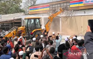 Warga Pamekasan Bawa Alat Berat Robohkan Minimarket, Ini Pemicunya