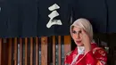 Tak hanya berpose di bawah bunga sakura, Marini dan sang suami juga mencoba pengalaman unik naik becak tradisional Jepang yang ditarik oleh tenaga manusia.  [@marinizumarnisreal].