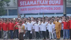 2600 narapidana Lapas Narkotika Klas II A Cipinang, Jakarta, mengikuti upacara peringatan 87 tahun Sumpah Pemuda, Rabu (28/10). Rencananya, penyelenggaraan upacara ini untuk memecahkan rekor Museum Rekor Indonesia. (Liputan6.com/Gempur M Surya)