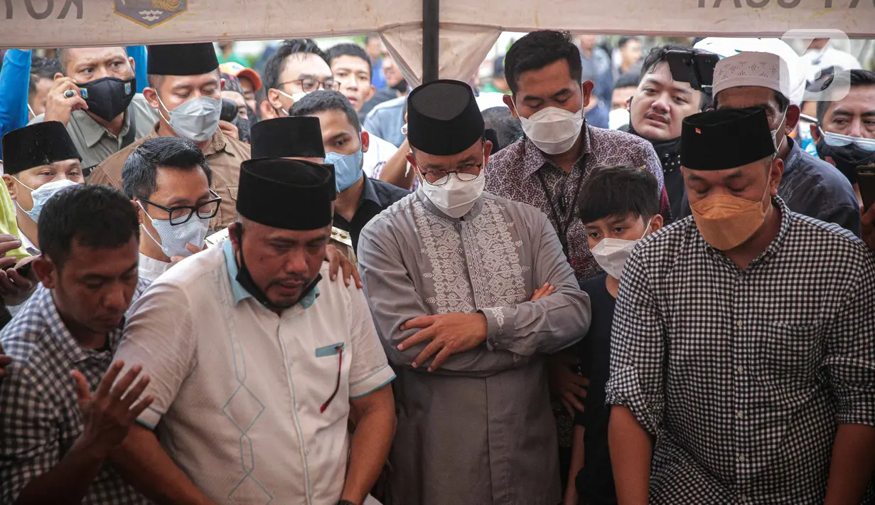 Gubernur DKI Jakarta, Anies Baswedan menghadiri pemakaman almarhum Abraham Lunggana atau Haji Lulung di TPU Karet Bivak, Jakarta, Selasa (14/12/2021). Ketua Dewan Perwakilan Wilayah PPP DKI Jakarta Abraham Lunggana alias Haji Lulung meninggal dunia, Selasa (14/12). (Liputan6.com/Faizal Fanani)