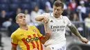 Kartu kuning kedua didapat Kroos usai melakukan pelanggaran terhadap pemain Girona Aleix Garcia saat tim lawan mengancam pertahanan Real Madrid lewat serangan balik. (AFP/Pierre-Philippe Marcou)