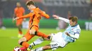 Pemain Norwegia Alexander Sorloth menekel pemain Belanda Frenkie de Jong (kiri) pada pertandingan sepak bola kualifikasi Grup G Piala Dunia 2022 di Stadion De Kuip, Rotterdam, Belanda, 16 November 2021. Belanda menang 2-0. (AP Photo/Peter Dejong)