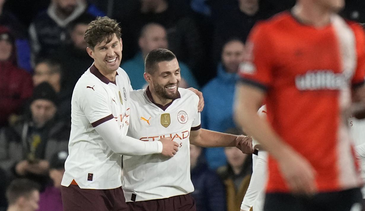 Selebrasi gelandang Manchester City, Mateo Kovacic (kanan) bersama John Stones setelah mencetak gol kelima timnya ke gawang Luton Town pada laga putaran kelima Piala FA 2023/2024 di Kenilworth Road Stadium, Luton, Selasa (27/2/2024). (AP Photo/Alastair Grant)