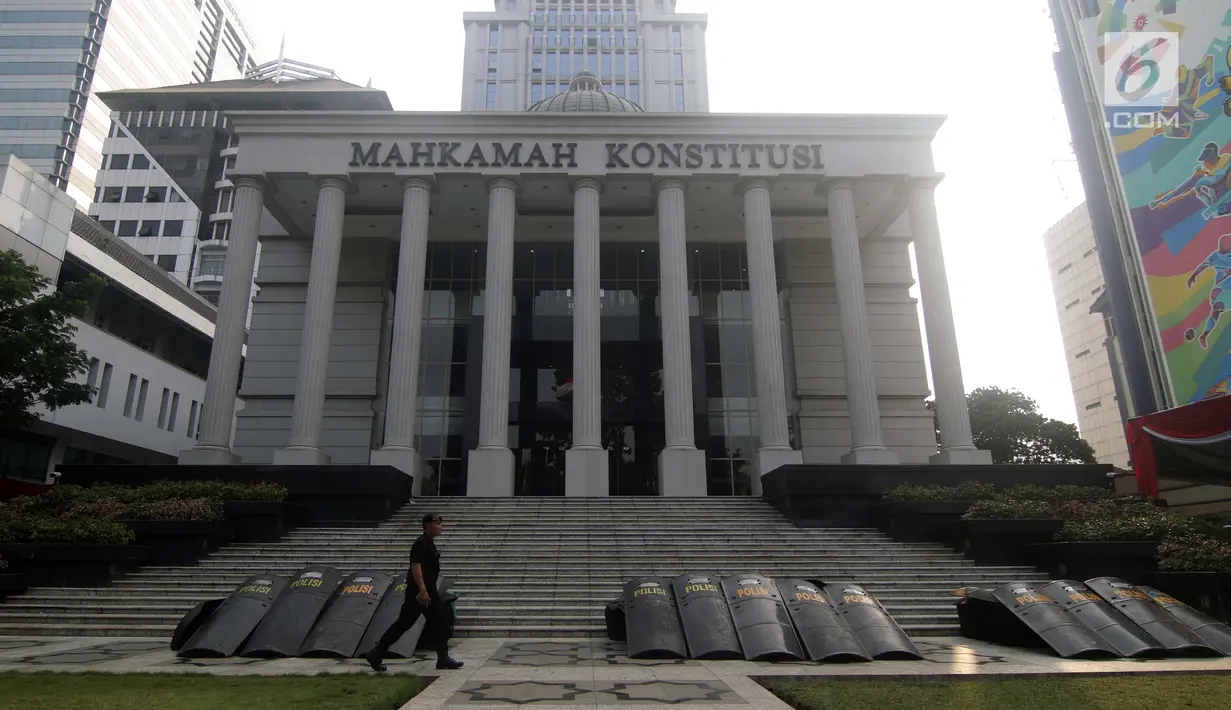 Personil Brimob berjalan melintasi halaman depan Gedung Mahkamah Konstitusi, Jakarta, Kamis (13/6/2019). Mahkamah Konstitusi akan menggelar sidang Perselisihan Hasil Pemilihan Presiden/Wakil Presiden Pemilu 2019 pada, Jumat (14/6). (Liputan6.com/Helmi Fithriansyah)