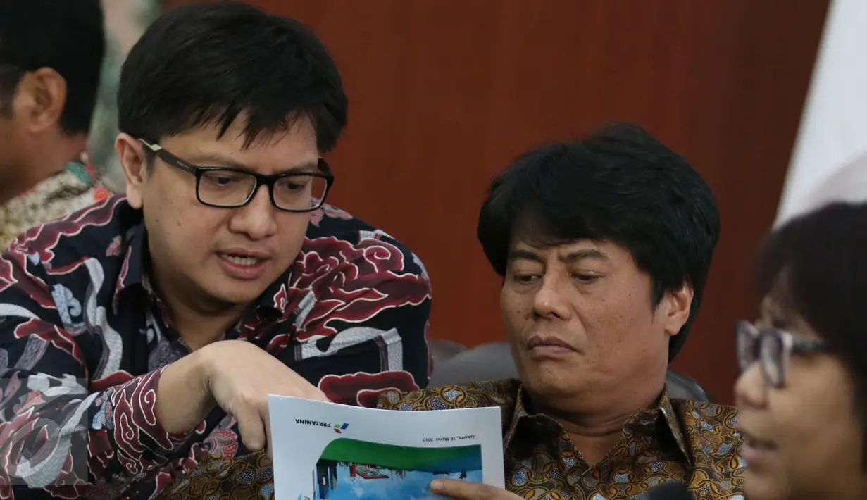 Dirut PT Pertamina Elia Massa Manik (tengah) melihat dokumen saat perkenalan dengan media di Gedung Pertamina, Jakarta, Kamis (16/3). Elia dipilih berdasarkan keputusan dari Rapat Umum Pemegang Saham (RUPS). (Liputan6.com/Angga Yuniar)