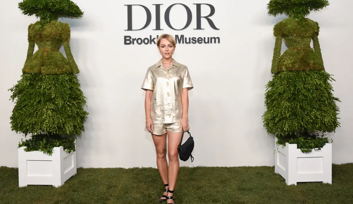 AnnaSophia Robb mengenakan Dior Ready-To-Wear oleh Maria Grazia Chiuri.  (Foto: Dior)