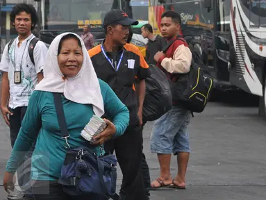 Salah satu penjual jasa penukaran uang di Terminal Pulogadung, Jakarta, Jumat (10/7/2015). BI mengaku terus mewaspadai maraknya peredaran uang palsu selama Ramadan dan menjelang Idul Fitri. (Liputan6.com/Herman Zakharia)