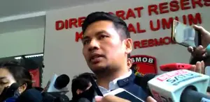 Mantan kepala BPPN, Ary Suta, diperiksa polisi di Polda Metro Jaya (7/9), terkait senjata api yang ditemukan di rumah Gatot Brajamusti.