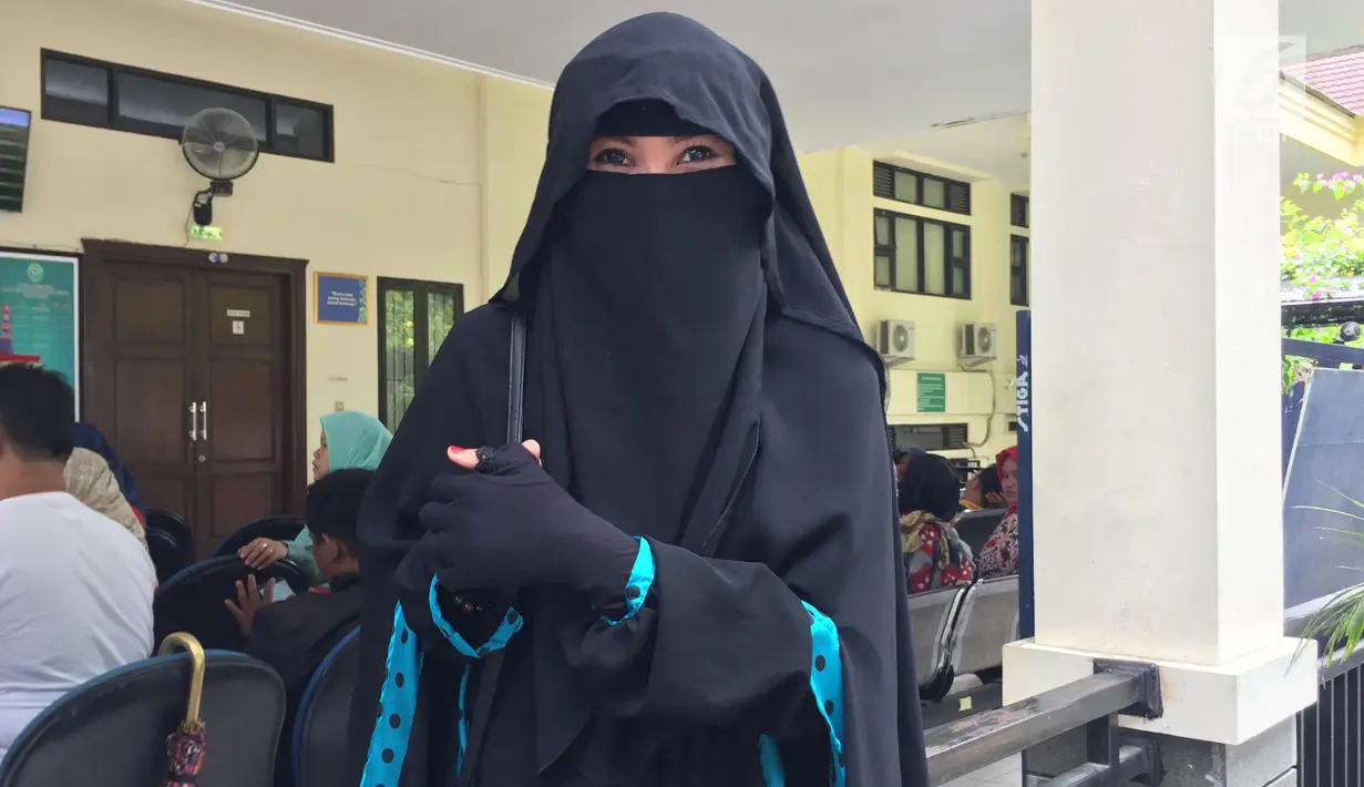 Indadari berpose untuk awak media seusai menjalani sidang putusan cerai di Pengadilan Agama Depok, Selasa (16/1). Gugatan cerai yang dilayangkan Indadari terhadap Caisar dikabulkan pengadilan secara verstek. (Liputan6.com/Immanuel Antonius)