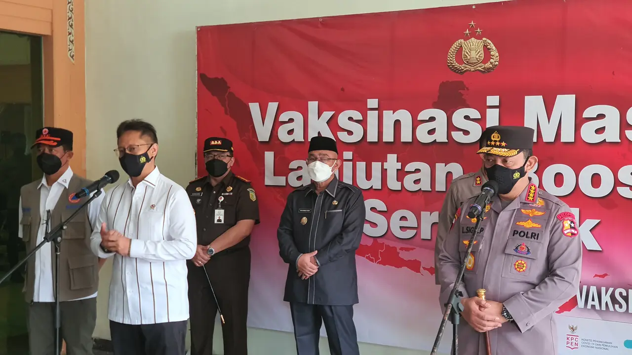 Menteri Kesehatan, Budi Gunadi Sadikin bersama Kapolri, dan BNPB mendatangi lokasi vaksinasi di Kota Depok.