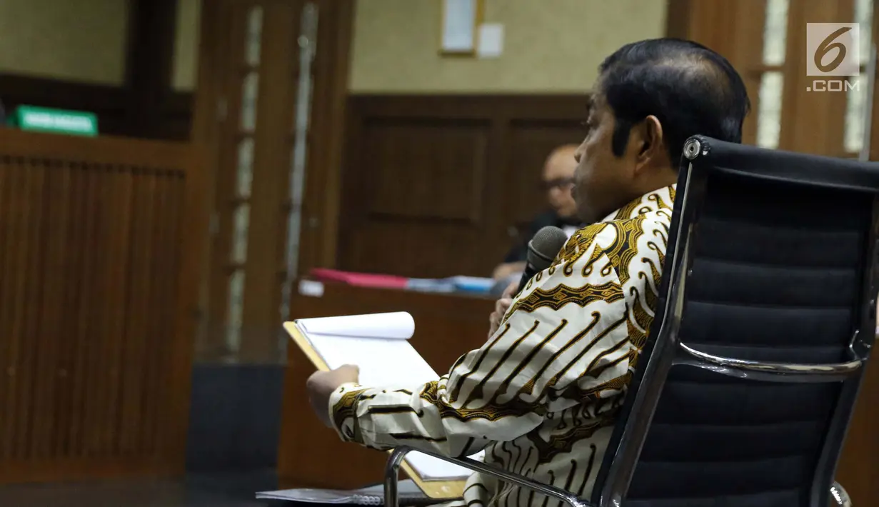 Mantan Menteri Sosial, Idrus Marham saat menjalani sidang pembacaan dakwaan di Pengadilan Tipikor, Jakarta, Selasa (15/1). Idrus didakwa terkait dugaan suap kerja sama pembangunan PLTU Riau-1. (Liputan6com/Helmi Fithriansyah)