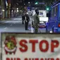 Polisi memeriksa kendaraan saat jam malam diberlakukan untuk mencegah penyebaran COVID-19 di Metro Manila, Filipina, Senin (15/3/2021). Lonjakan kasus COVID-19 di Filipina menambah kekhawatiran atas lambannya vaksinasi dan keengganan publik. (AP Photo/Aaron Favila)