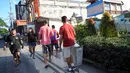 <p>Turis mancanegara berjalan melewati papan izin mendirikan bangunan (biru) di bekas lokasi bom Bali Sari Club di Kuta, Bali, Jumat (26/4). Perdana Menteri Morrison kesal karena saat terjadi serangan Bom Bali pada 2002 di Sari Club, puluhan warga Australia tewas di tempat ini. (SONNY TUMBELAKA/AFP)</p>