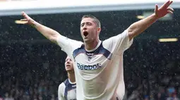 Bolton&#039;s Gary Cahill celebrates scoring his team&#039;s second goal against West Ham during their Premiership match at Upton Park in east London, on October 5, 2008. AFP PHOTO/Chris Ratcliffe
