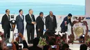 Presiden Joko Widodo (Jokowi) memukul gong saat membuka Business Summit dalam rangkaian KTT IORA 2017 di Jakarta Convention Center, Senin (6/3). KTT IORA dihadiri kepala negara dari 21 negara peserta dan 7 negara mitra wicara. (Liputan6.com/Angga Yuniar)