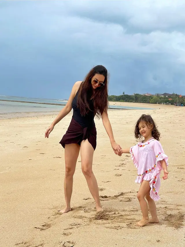 Seru Main di Pantai, Ini 6 Potret Aura Kasih Liburan Bareng Arabella