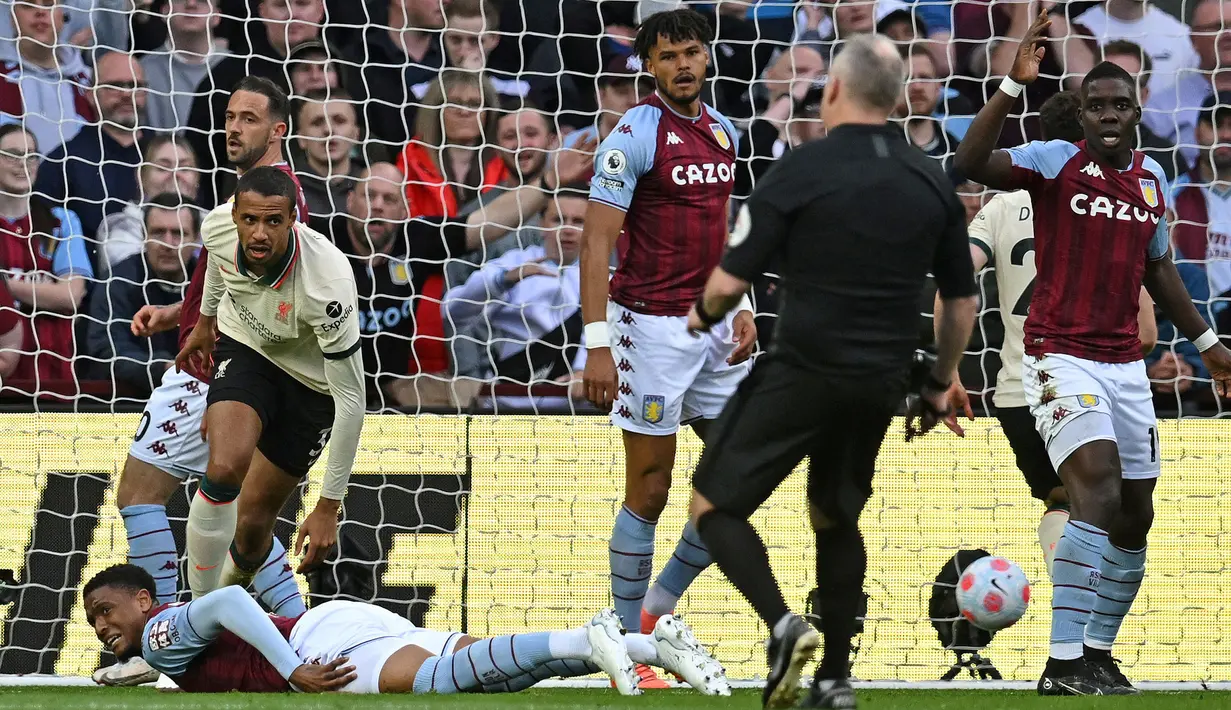 <p>Liverpool hanya butuh tiga menit untuk menyamakan kedudukan. Berawal dari situasi tendangan bebas, Joel Matip (kiri) berhasil memanfaatkan kemelut di muka gawang Emiliano Martinez menjadi gol penyeimbang 1-1. (AFP/Paul Ellis)</p>