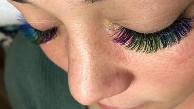 Ilustrasi bulu mata pelangi. (dok. billiejean_ultimatebliss/https://www.instagram.com/p/Bf1jOzGFjh-/ Dinny Mutiah)