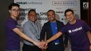 VP Retail Deposit Product & Solution Oki Daniar, Group Head Enterprise Product & Marketing XL Axiata Sharif Lukman Mahfoedz dan CEO Mekari Suwandi Soh, saat berbincang terkait penyelenggaraan Mekari Conference di Jakarta, Kamis (25/4). (Liputan6.com/Angga Yuniar)