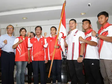 Para Atlet Indonesia yang akan mengikuti Olimpiade Rio 2016 berfoto bersama di Gedung KOI, Jakarta, (27/7/2016). (Bola.com/Nicklas Hanoatubun)