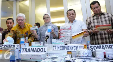 Kepala  BPOM,  Penny Kusumastuti Lukito (tengah) dan Waka Bareskrim Mabes Polri Irjen Pol Antam Novambar (kedua kanan) menunjukan barang bukti obat ilegal saat jumpa pers di Mabes Polri, Jakarta, Selasa,(6/9). (Liputan6.com/Helmi Afandi)