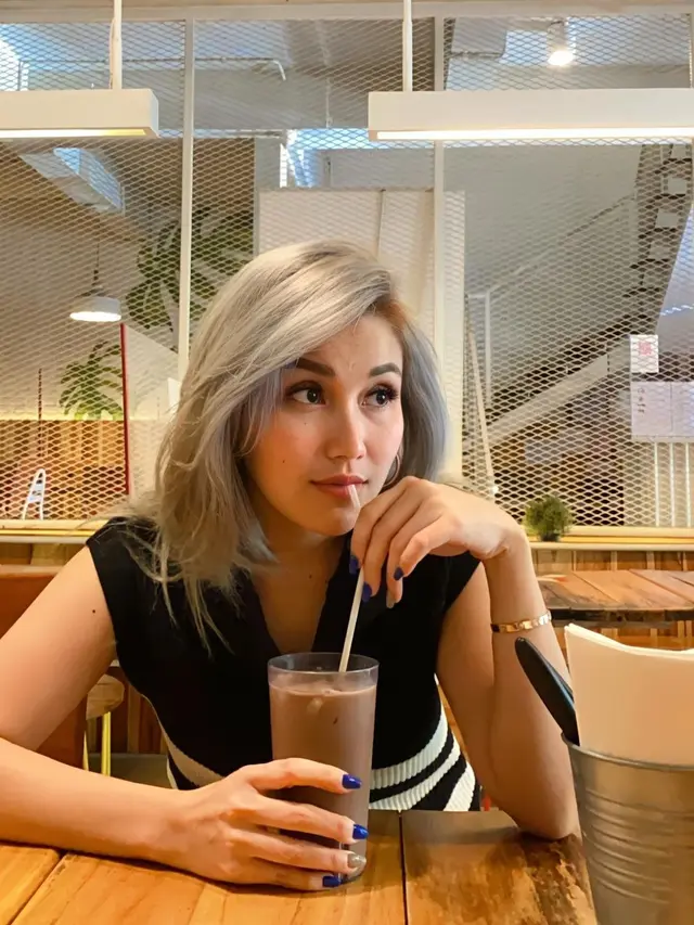 6 Potret Terbaru Ayu Ting Ting dengan Gaya Rambut Silver, Banjir Pujian
