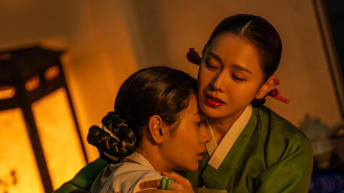 Nana di The Scandal: Hanbok Monokrom Hui Yeon Kebalikan Gaya Son Ye Jin