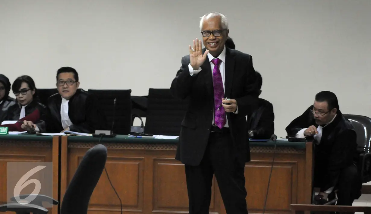 Terdakwa OC Kaligis menyapa awak media sebelum menjalani sidang pemeriksaan terdakwa di Pengadilan Tipikor, Rabu (11/11). OC Kaligis didakwa dengan dugaan memberikan uang kepada 3 hakim dan panitera PTUN Medan. (Liputan6.com/Helmi Afandi)