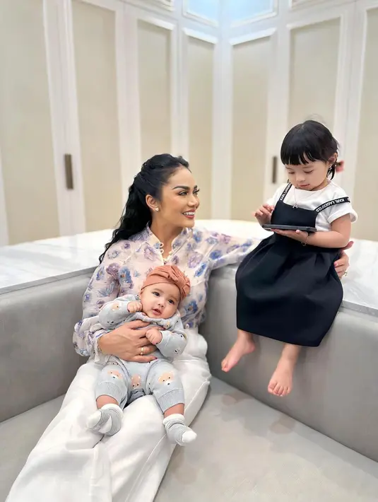 Tak hanya kedekatan nenek dan cucu artis ini saja yang menjadi sorotan netizen. Namun, penampilan Krisdayanti bersama Ameena dan Azura juga menjadi perhatian. (Liputan6.com/IG/@krisdayantilemos)