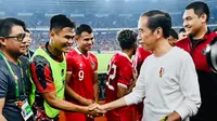 Presiden Joko Widodo (Jokowi) bersama Timnas Indonesia di Stadion Gelora Bung Karno, Jakarta, Senin (19/6) (Istimewa)