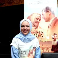 Dewi Sandra nampaknya tak tanggung- tanggung dalam bertotalitas, selain jadi pemeran utama, ia juga yang menyanyikan soundtrack Film Air Mata Surga. (Andy Masela/Bintang.com)