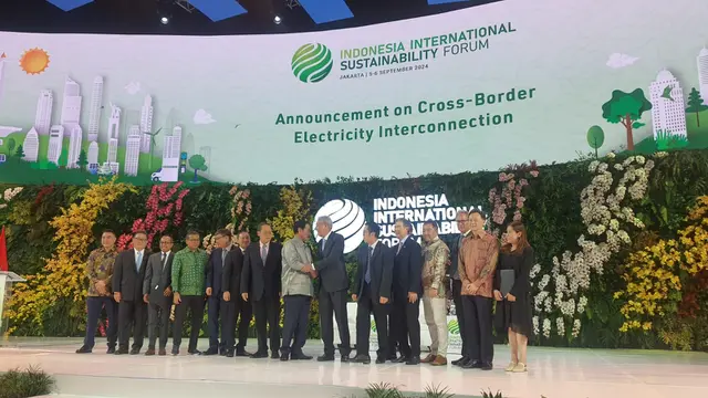 Menteri Koordinator Bidang Kemaritiman dan Investasi, Luhut Binsar Pandjaitan, mengumumkan kerjasama Cross Border Electricity Interconnection dengan Singapura. (Maulandy/Liputan6.com)
