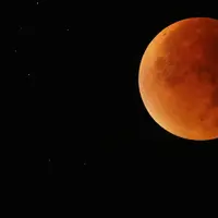 Bisa disaksikan pada 31 Januari 2018, inilah sederet fakta gerhana bulan total yang harus kamu tahu. (Ilustrasi: vox.com)