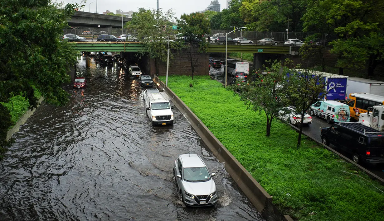 Gambar-gambar yang tersebar di medsos dari sekitar New York menampilkan mobil-mobil setengah terendam dan lalu lintas macet, dengan beberapa jalan utama diblokir sepenuhnya. (AP Photo/Robert Bumsted)