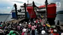 <p>Pemudik bermotor menuju kota-kota di Pulau jawa antri memasuki kapal penyeberangan di pelabuhan Gilimanuk, Bali, Sabtu (30/4/2022). H-2 Idul Fitri 1443 H, ribuan pemudik meninggalkan Pulau Bali untuk merayakan lebaran di kampu ng halaman. (merdeka.com/Arie Basuki)</p>